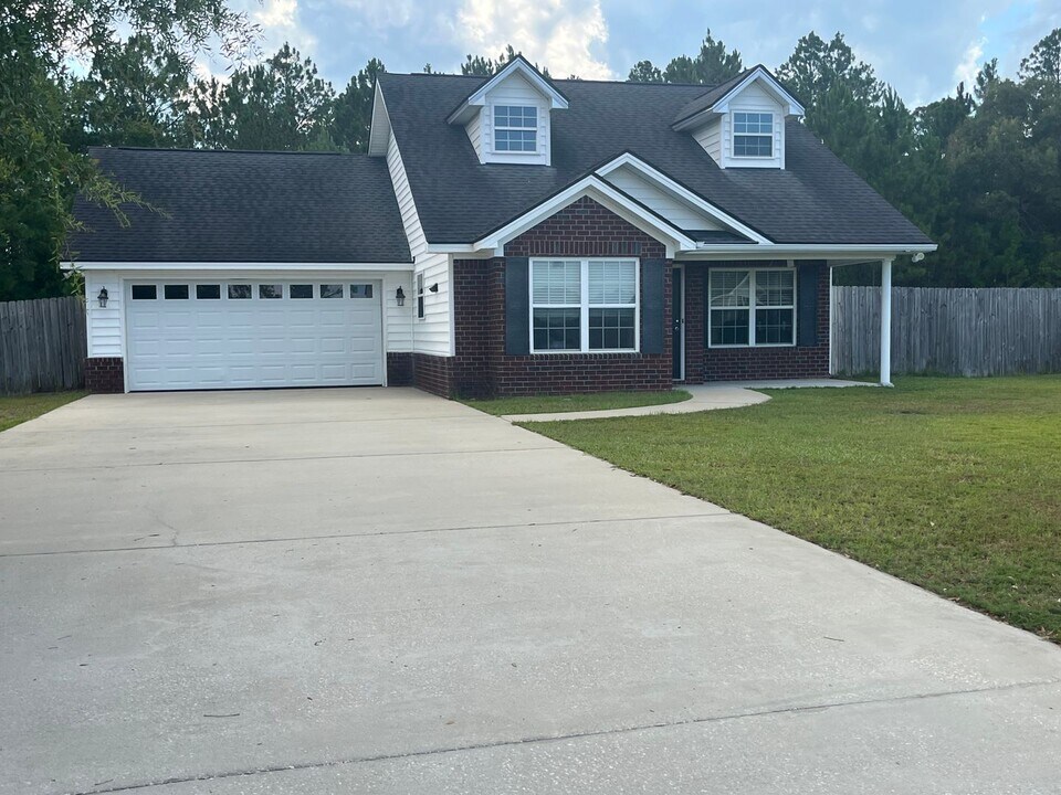 195 Parish Loop in Hinesville, GA - Building Photo
