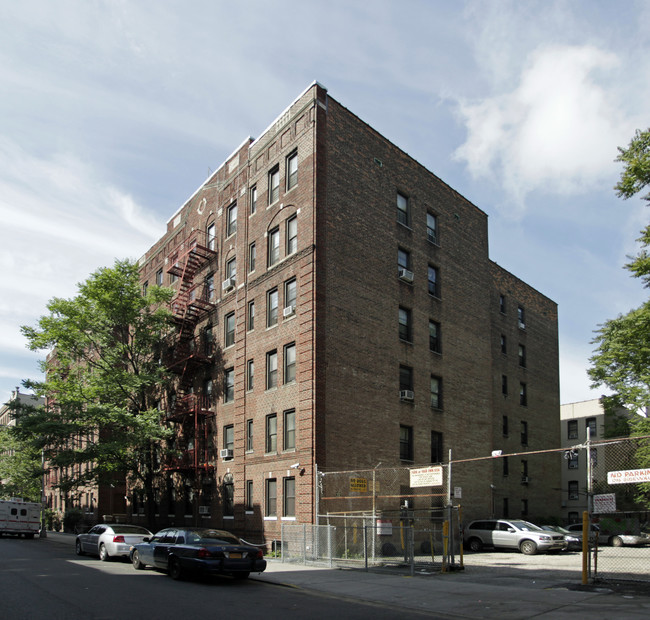 240 E 18th St in Brooklyn, NY - Foto de edificio - Building Photo