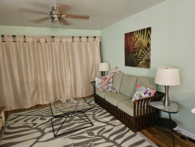 885 N Village Dr in St. Petersburg, FL - Building Photo - Building Photo