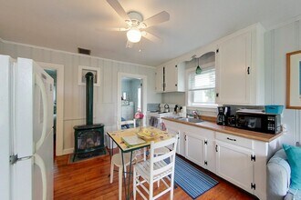 29 Warren Ave in Middletown, RI - Foto de edificio - Building Photo