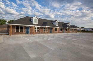 135 Erin Pl in Springdale, AR - Building Photo