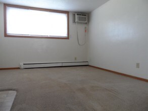 1210 Robins Rd-Unit -1 in Hiawatha, IA - Foto de edificio - Building Photo