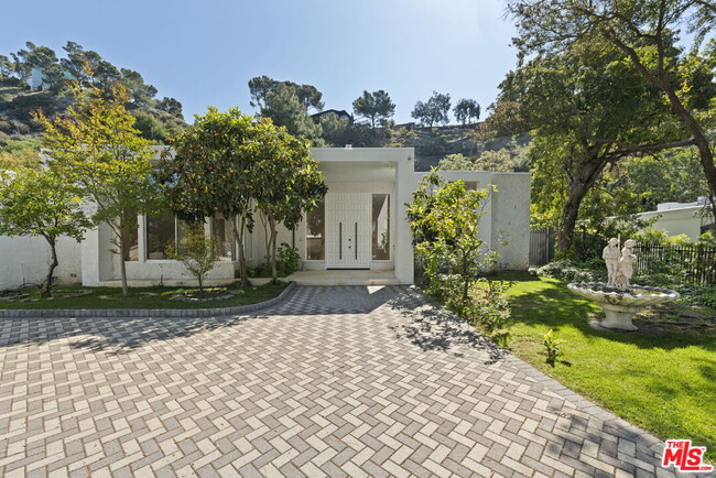 property at 1860 Loma Vista Dr