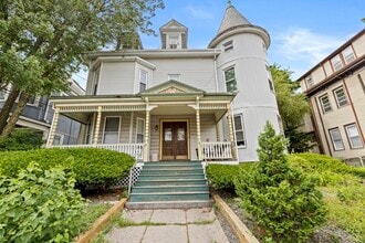 220 School St, Unit #2 in Somerville, MA - Foto de edificio - Building Photo