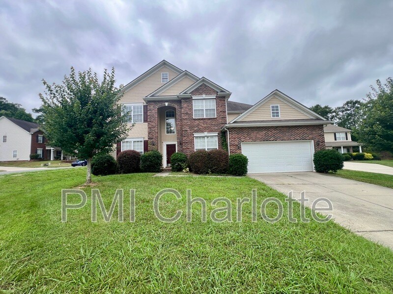 7001 Mountain Top Ct in Indian Trail, NC - Building Photo