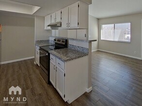 425 E Rolly St in Henderson, NV - Building Photo - Building Photo
