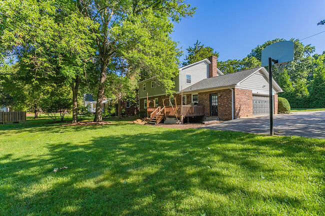 2610 Saddle Club Rd in Burlington, NC - Foto de edificio - Building Photo