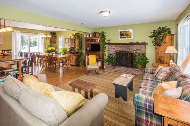 16 Beechwood Dr in Southampton, NY - Building Photo - Building Photo