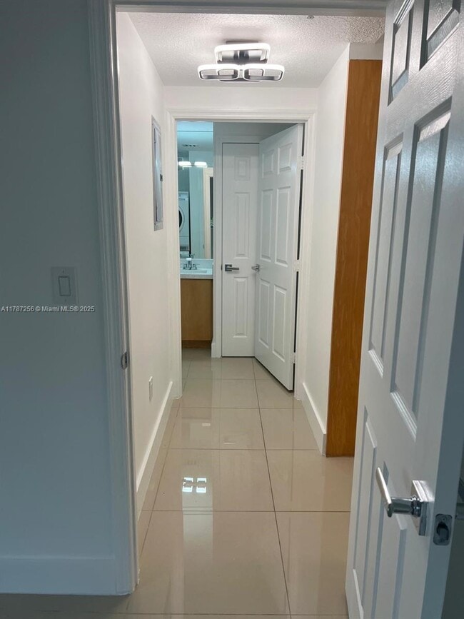 2630 SW 28th St in Miami, FL - Building Photo - Building Photo