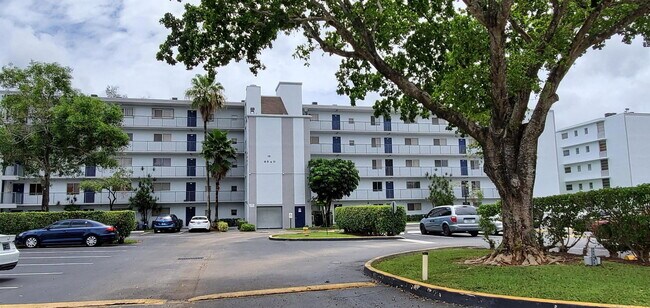 8540 N Sherman Cir in Miramar, FL - Building Photo - Building Photo