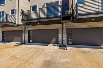 1417 Kramer Ln in Austin, TX - Foto de edificio - Building Photo