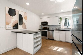 6830 SW 45th Ln in Miami, FL - Building Photo - Building Photo