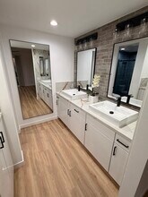 111 Tamarack Ave, Unit 305 in Carlsbad, CA - Foto de edificio - Building Photo