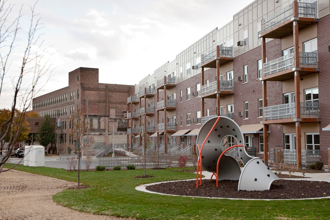 Hide House Lofts Bayview in Milwaukee, WI - Foto de edificio