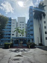 5050 NW 7th St in Miami, FL - Building Photo