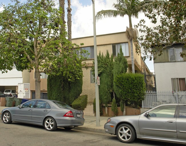 7543 Norton Ave in Los Angeles, CA - Foto de edificio - Building Photo