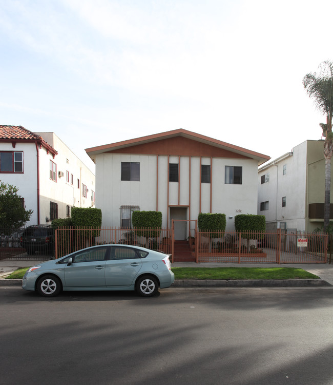 1362 N Serrano Ave in Los Angeles, CA - Foto de edificio - Building Photo