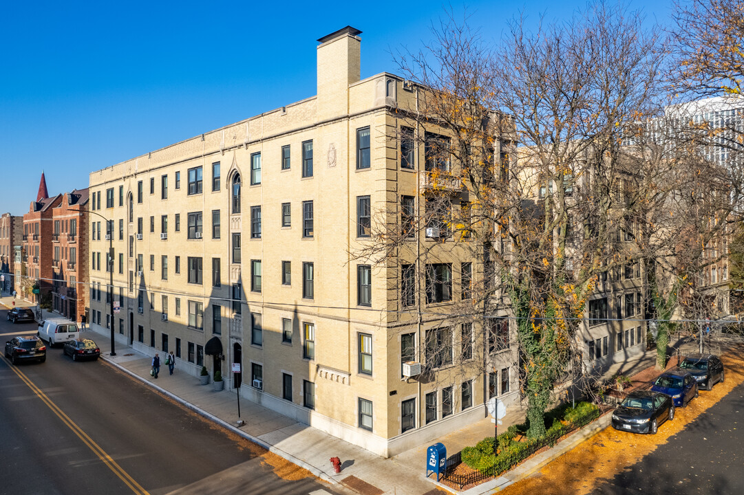 Pine Grove Court Condominiums in Chicago, IL - Building Photo