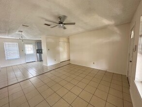 2132 W Iris Ave, Unit 3 in McAllen, TX - Building Photo - Building Photo