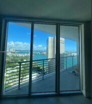 325 S Biscayne Blvd, Unit 2816 in Miami, FL - Building Photo