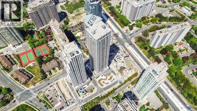 30 Elm Dr W in Mississauga, ON - Building Photo - Building Photo