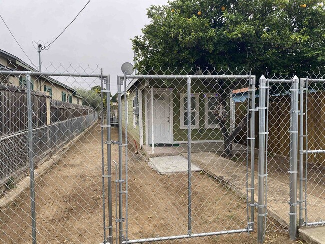 305 W Ash St in Laredo, TX - Building Photo - Building Photo