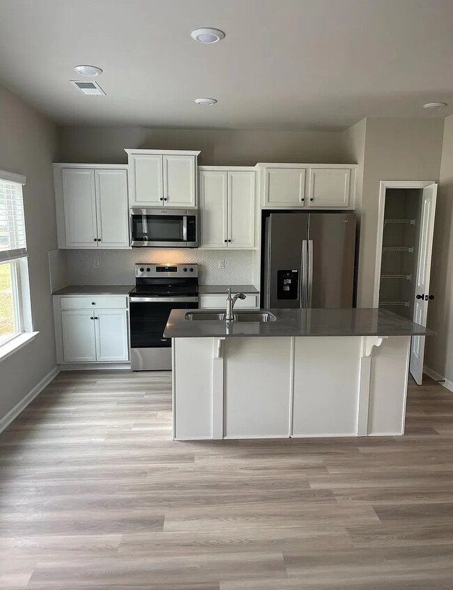 Room in House on Stovall Pl in Hampton, GA - Building Photo - Building Photo