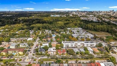 2335 NE 172nd St in North Miami Beach, FL - Foto de edificio - Building Photo