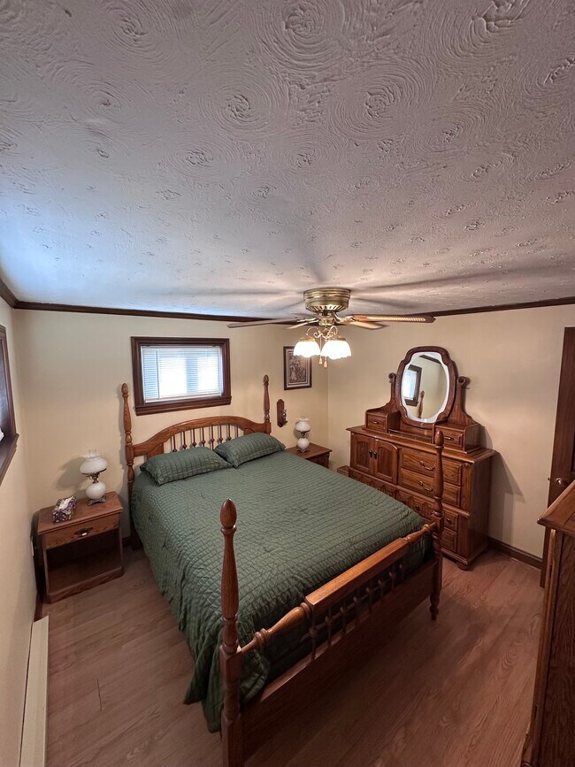 36 E Walnut St in Jeffersonville, OH - Building Photo - Building Photo