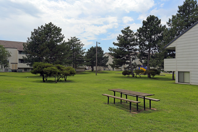 Cimarron Apartments in Wichita, KS - Building Photo - Building Photo