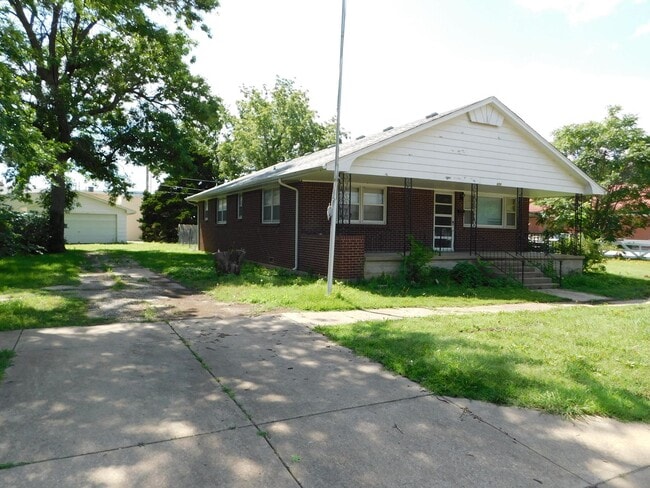 609 School St in Augusta, KS - Building Photo - Building Photo