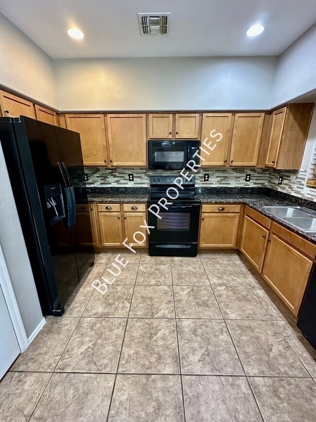 250 E Calle Puente Azul in Sahuarita, AZ - Building Photo - Building Photo