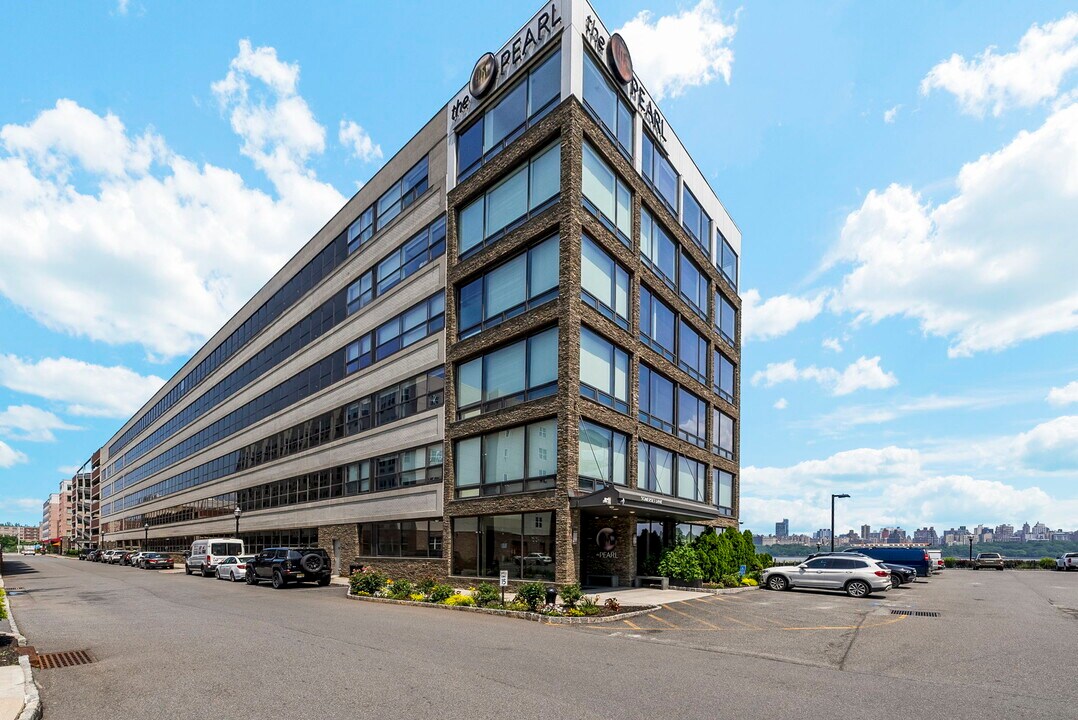 9 Somerset Ln, Unit 307 in Edgewater, NJ - Building Photo