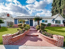 6901 Fallbrook Ave in Los Angeles, CA - Building Photo