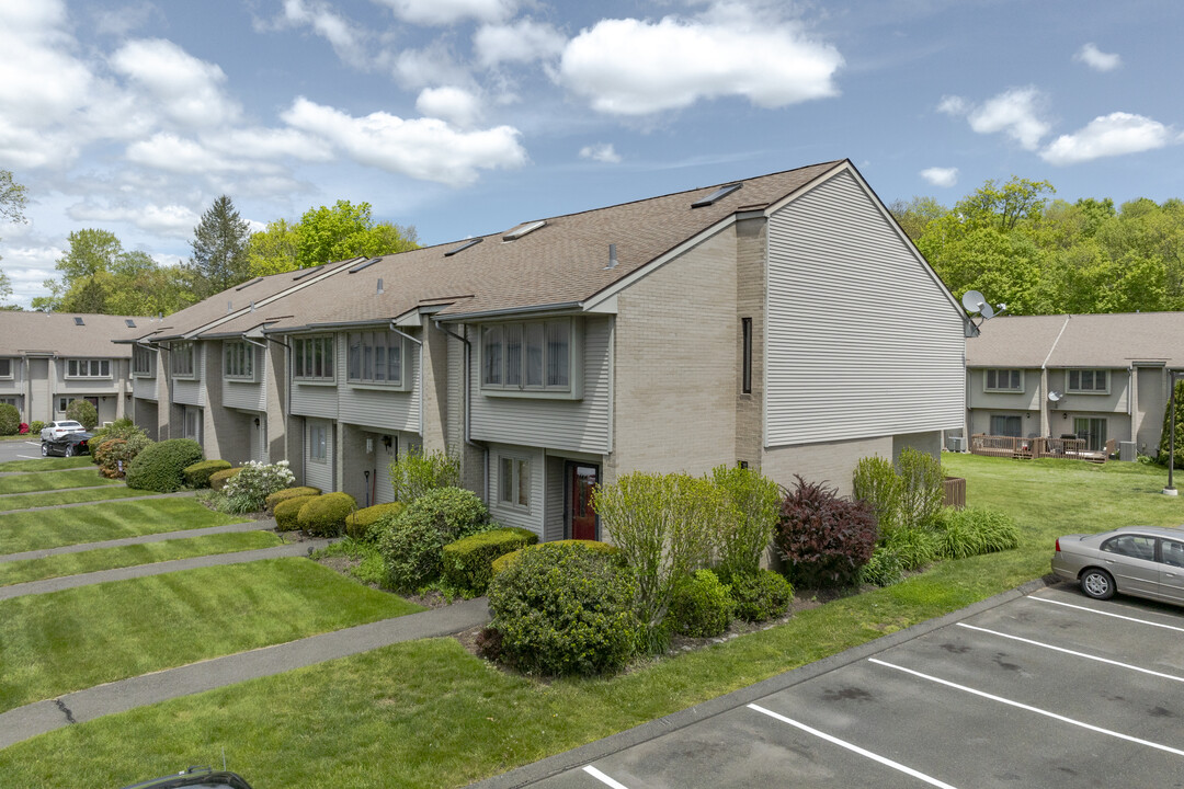 Oronoke Woods in Waterbury, CT - Building Photo