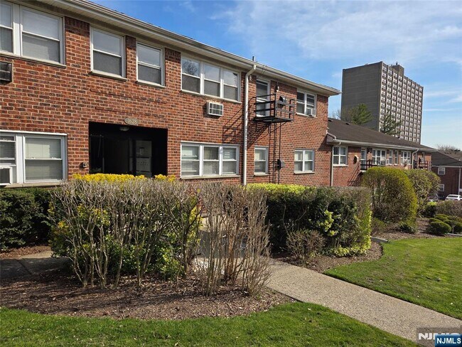 1628 Valley  2A Vly in Fort Lee, NJ - Building Photo - Building Photo