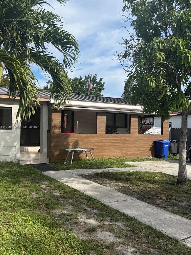 1601 NE 158th St in North Miami Beach, FL - Building Photo - Building Photo
