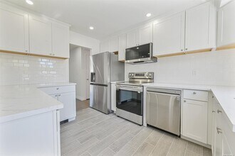 10 Brompton Pl, Unit A in Huntington Station, NY - Building Photo - Building Photo