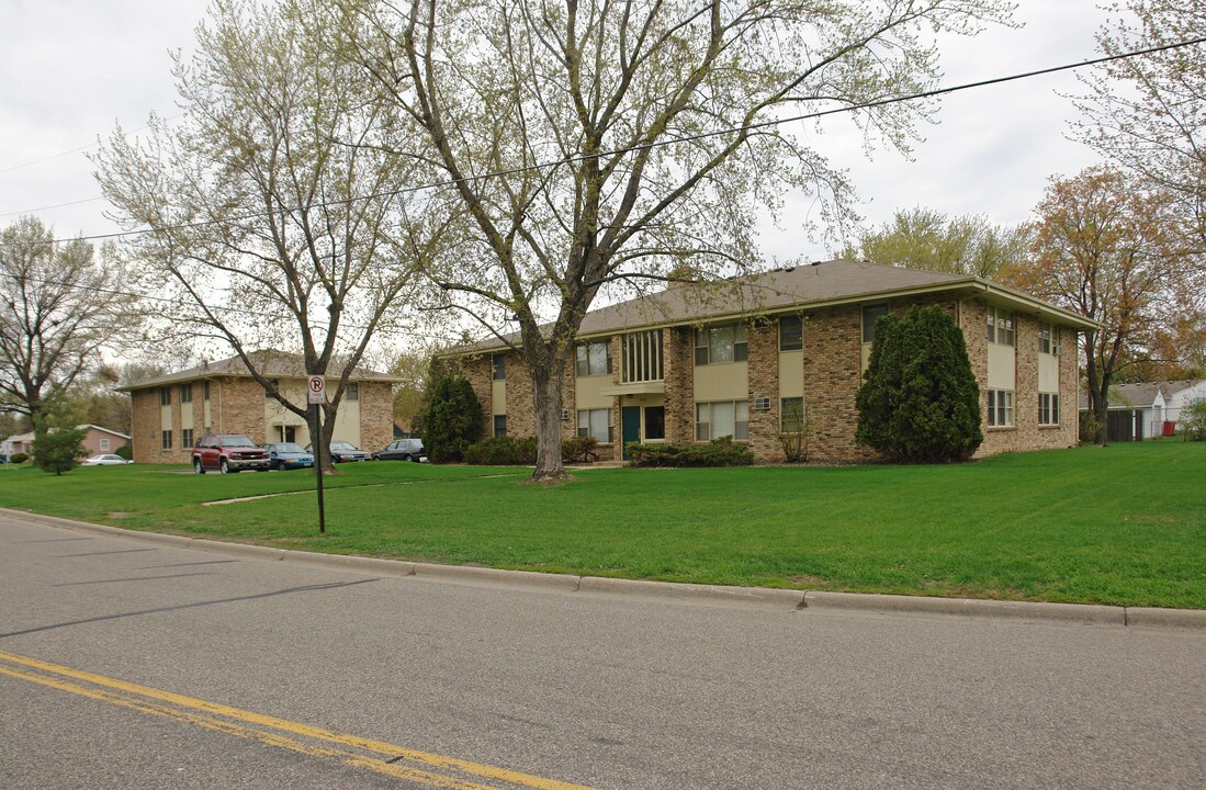 650 E 92nd St in Bloomington, MN - Foto de edificio