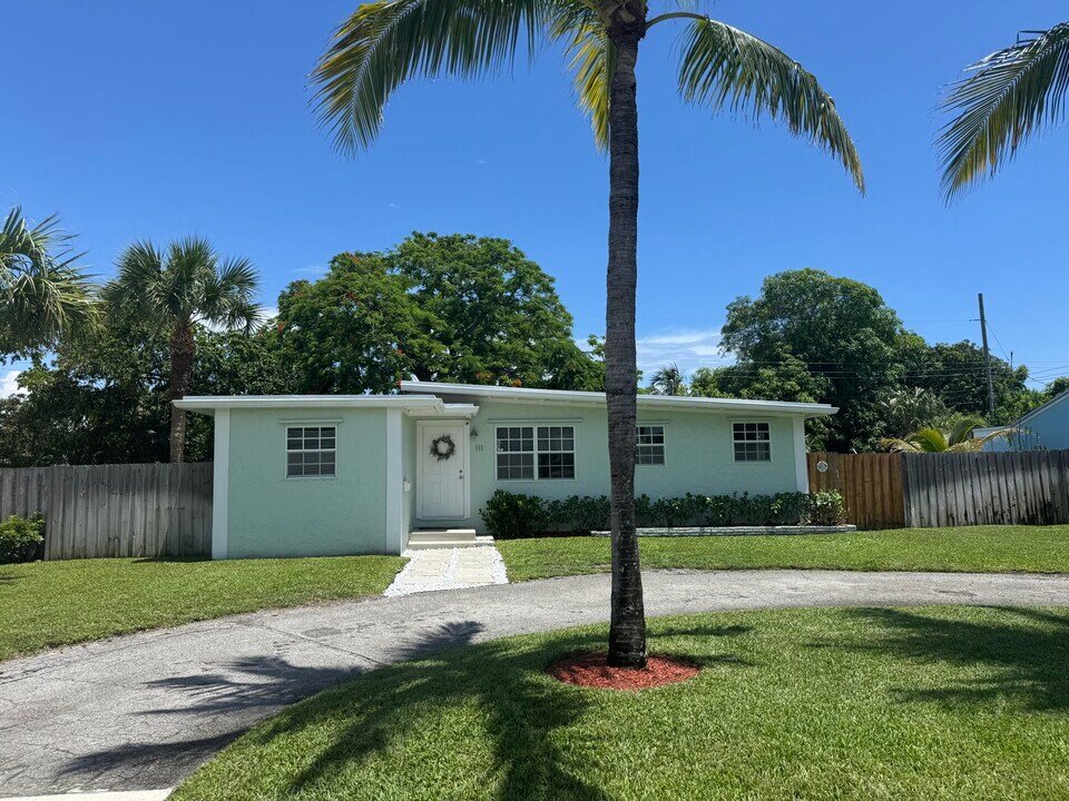 111 SW 10th Ave in Boynton Beach, FL - Building Photo