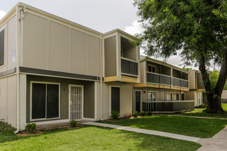 Huntington Village And Cambridge Crossing in Houston, TX - Building Photo - Building Photo