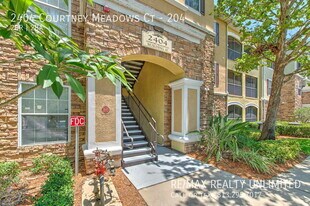 2404 Courtney Meadows Ct in Tampa, FL - Building Photo