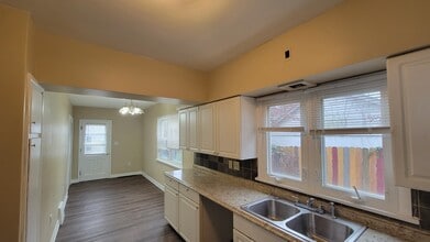 431 Delmar Ave in Akron, OH - Foto de edificio - Building Photo