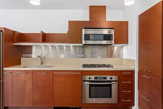 3601 S River Pkwy in Portland, OR - Building Photo - Building Photo