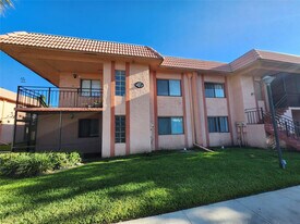 235 Lakeview Dr in Weston, FL - Building Photo