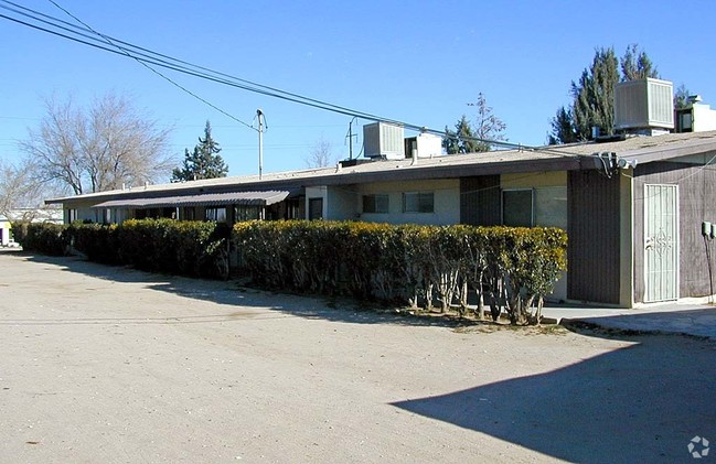 16167 Bear Valley Rd in Hesperia, CA - Foto de edificio - Building Photo