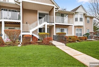 556 Holly Ct, Unit 556 Holly Ct, Mahwah in Mahwah, NJ - Building Photo - Building Photo
