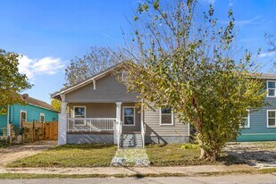 117 Magendie St in San Antonio, TX - Building Photo