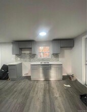 20 Ingraham Ln in Hempstead, NY - Foto de edificio - Building Photo