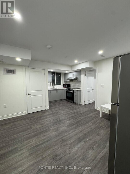 25 Banner Elk St in Brampton, ON - Building Photo